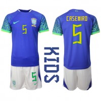 Otroški Nogometni dresi Brazilija Casemiro #5 Gostujoči SP 2022 Kratek Rokav (+ Kratke hlače)